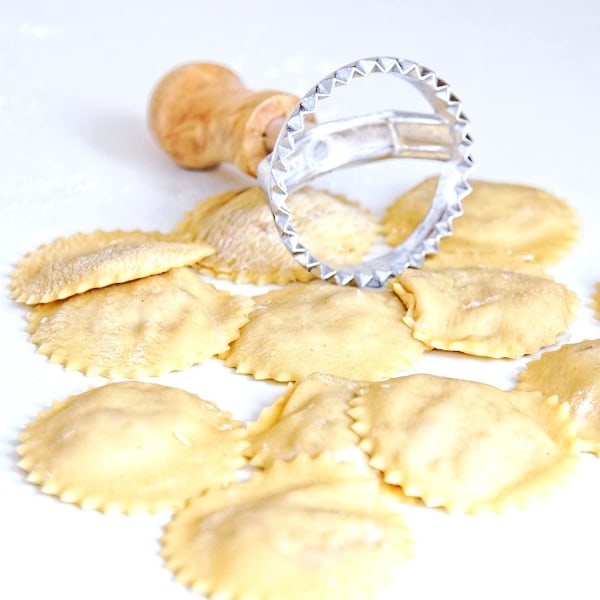 Ravioli-kutter i 4-pakning, vakker ravioli-former med trehåndtak, ravioli-stempler og ravioliklippere