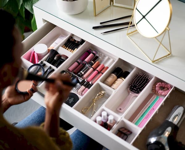 Joseph Joseph Makeup Skuffe Organizer, 12 Rum, Sammenlåsende Skridsikker Plastbakke til Badeværelse, Beige