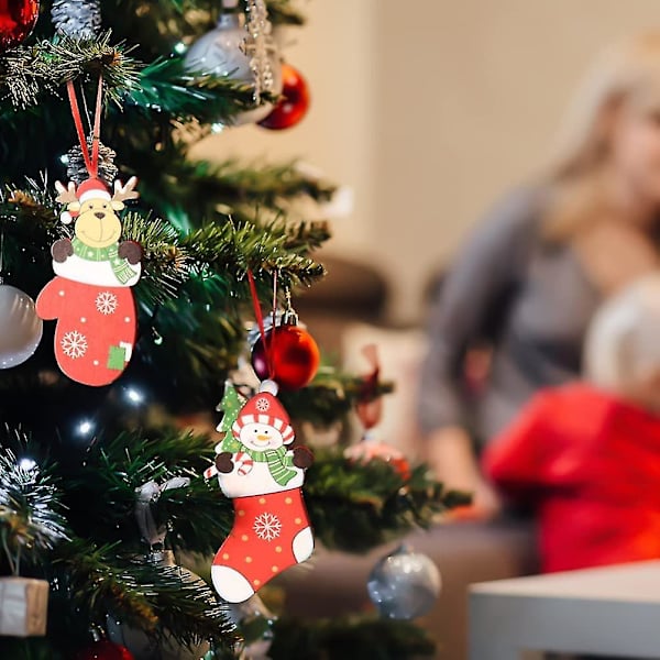 Julepynt i tre - Snømann, Julenissen, Elg, Bjørn, Hengepynt til Jul (4 stk, Rød)