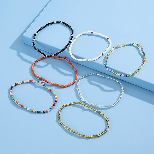 Enkeltlags håndlavede geometriske ankelkæder, alsidige elastiske armbånd med kontrasterende farvede perler til kvinder (14 stk.)