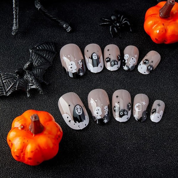24 st Halloween Press on Nails Short with Ghost Face Designs Cover Halloween Korta Fake Nails Svart Vit Design Halloween N