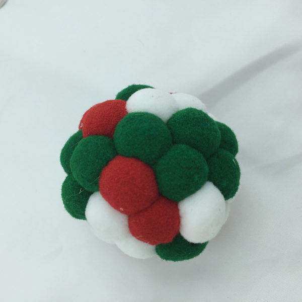 Ger ljud när man skakar bollen, vilket ökar lekspaset avsevärt. Stimulerar kattens jaktinstinkt