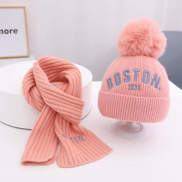 2023 Baby Kids Beanie Set Boston Letters Big Fur Ball 2 st Pojkar Flickor Vinter Villus Hat Scarf Set För 3 till 8 år pink