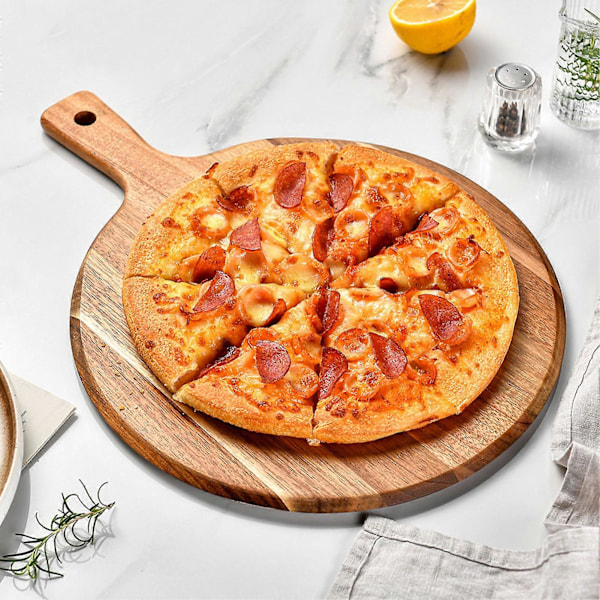 Pizzaform i tre med langt håndtak, rundt skjærebrett, hakkeplate, grønnsaker, kake, brød, dessert, biff, kjøtt, serveringsbrett, kjøkkenutstyr