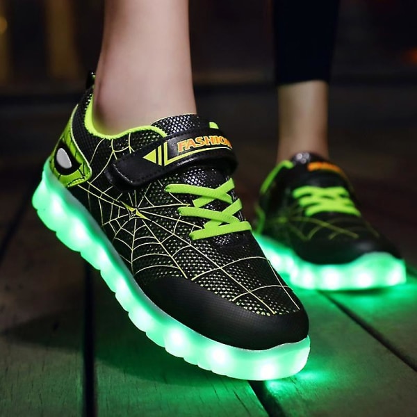 Barn Sneakers Led Lights Löparskor Spindelnätsmönster Flickor Pojkar Casual Skateboard Skor USB Charging Luminous Sportskor 807Black Green 33