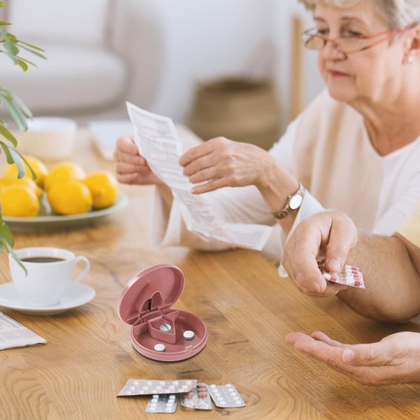 Pillskärare och splitter, rund tablettavdelare i resestorlek, lätt att öppna och använda pillerförvaringslådor pink