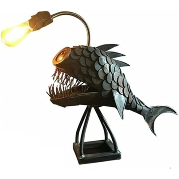 Angler Fish Lamp Halloween Steampunk Dekoration Vintage Iron Art Handgjord staty Havsdjur Prydnad Skrivbordsnattlampa 1st