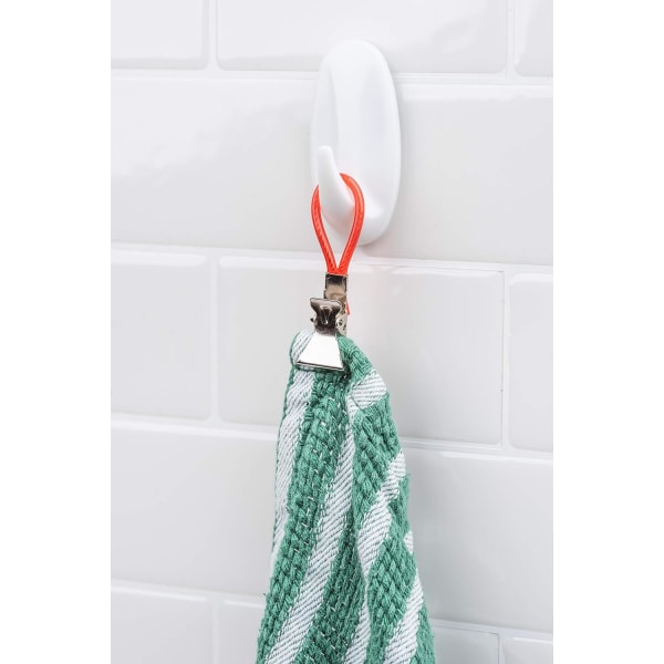 Hängaren på den flerfärgade upphängningskroken i handduksklämmans rummet används för att hänga upp handdukar och badlakan