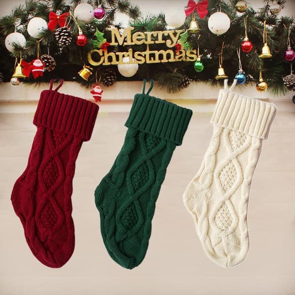 Vinter stickad ull godispåse strumpor hängande julklapp white
