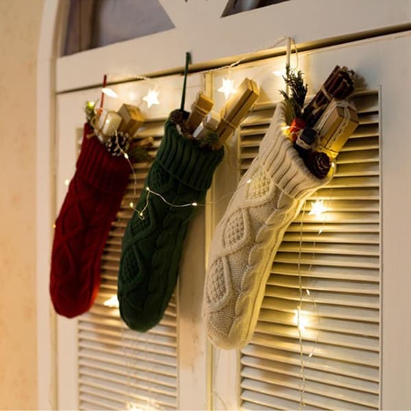Vinter stickad ull godispåse strumpor hängande julklapp white