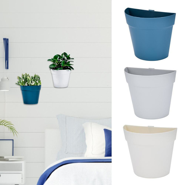 Vägghängda blomkrukor i plast utanför white