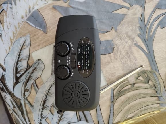 2000 mAh kampiradio aurinkokennoilla taskulampulla ja virtapankilla black
