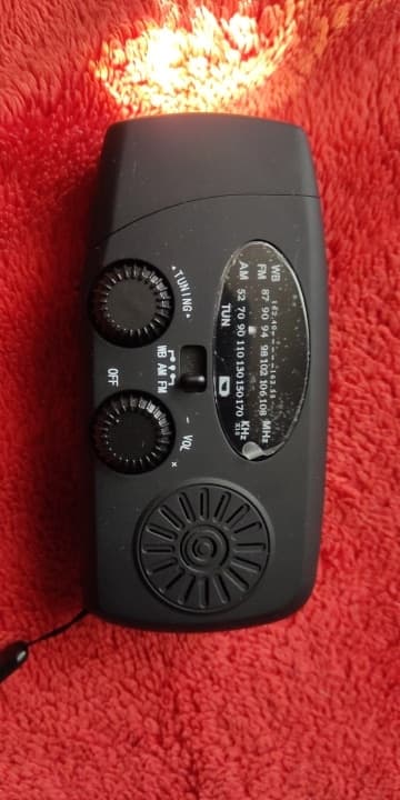 2000 mAh kampiradio aurinkokennoilla taskulampulla ja virtapankilla black