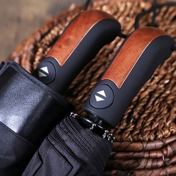 Trefaldigt automatiskt hopfällbart paraply av träimitation C
