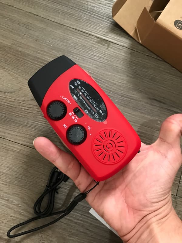 2000 mAh kampiradio aurinkokennoilla taskulampulla ja virtapankilla red
