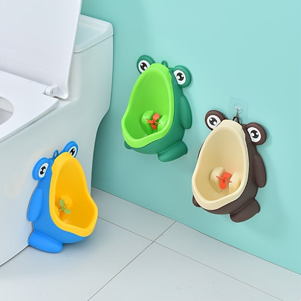Söpö sammakkopottaharjoittelu pisuaaripoika ja hauska tähtäävä wc-pisoaari Green
