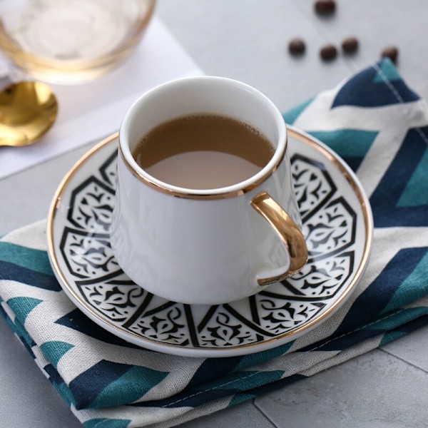 Vit keramisk kopp och fat set modern design kaffekopp
