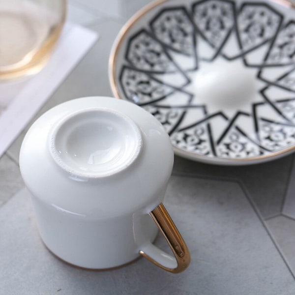Vit keramisk kopp och fat set modern design kaffekopp