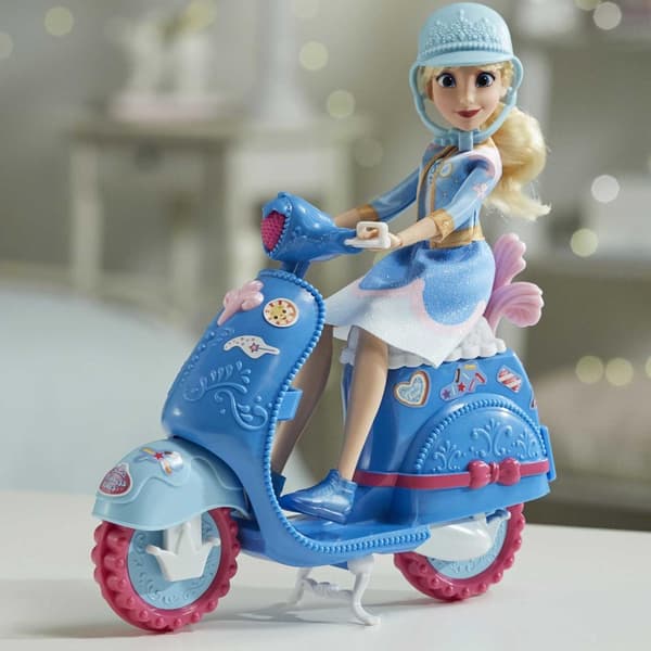 Cinderella tar dig på äventyr med sin coola scooter! multifärg
