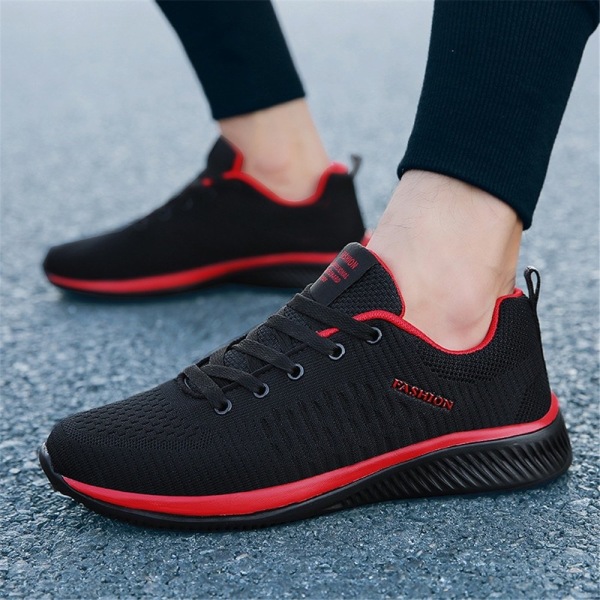 Snygga Svarta Sneakers: Röda Detaljer, Meshtyg, Stl 44 Black 44
