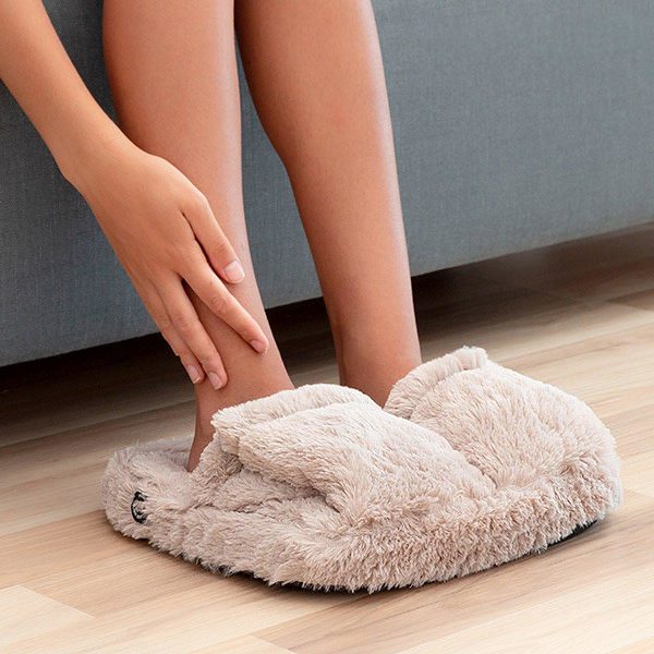Lyxig fotmassage i bekväma tofflor Beige