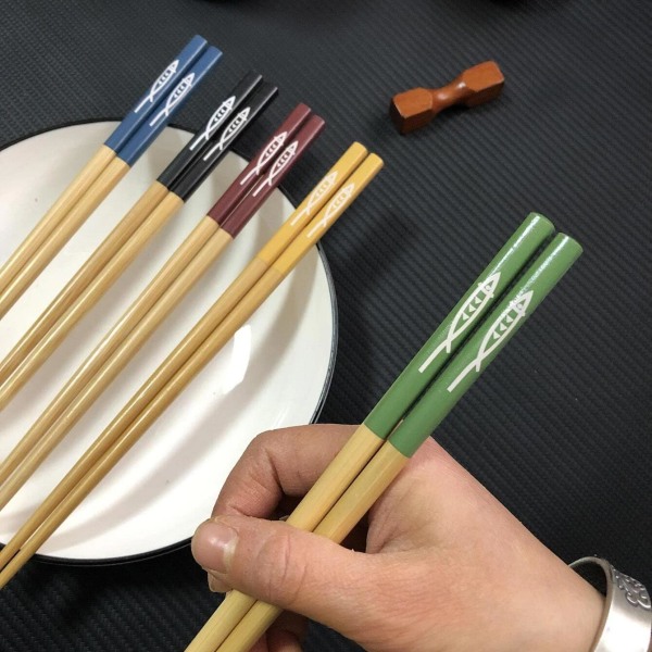 Vackra bambu ätpinnar med fina detaljer - 10 st i en ask Svart