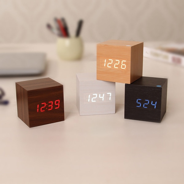 Stilren Digital Alarmklocka: Trädesign, LED, Datum & Temp Brun