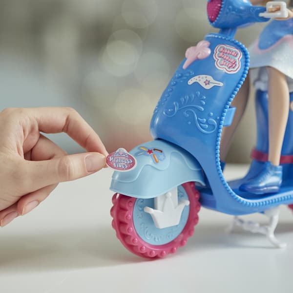 Cinderella tar dig på äventyr med sin coola scooter! multifärg