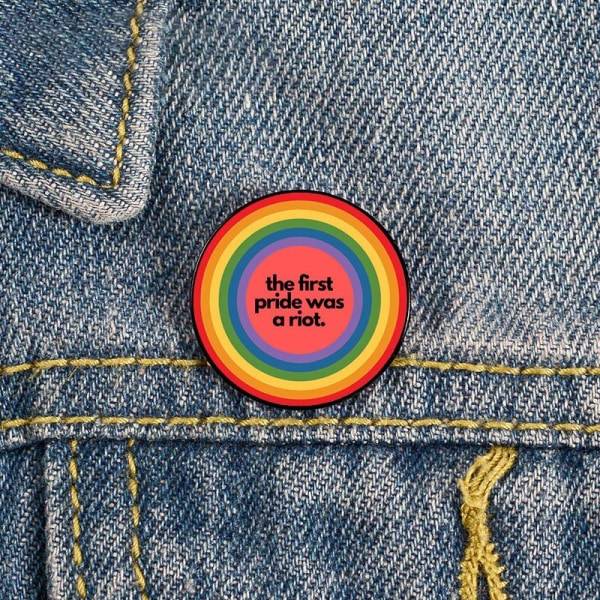 Stilfull Pride-pin: Rund Regnbåge & Jämlikhetstext multifärg