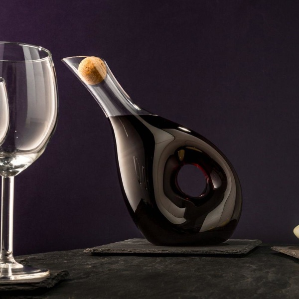 Elegant Vin- & Vattenkaraff: Unik Design & Vinluftare Transparent