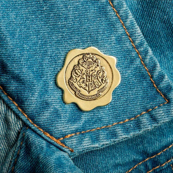 Gryffindor Pins: Magisk Touch, Hogwarts Vapensköld & Lejon Guld