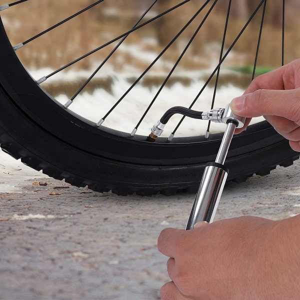 Smidig och liten luftpump för cykeldäck och fotbollar Silver