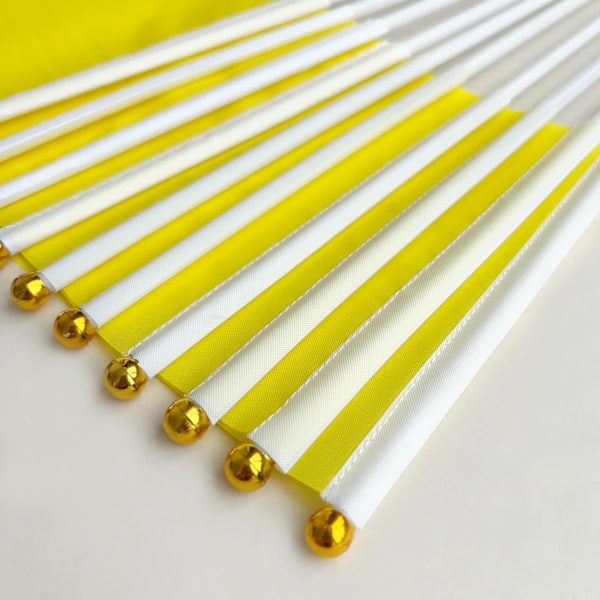 25-pack enfärgade gula flaggor, små, enfärgade gula DIY-flaggor på pinne, festdekorationer för parader, invigningar, barnkalas, festevenemang Yellow