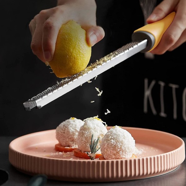 Køkkenoste rivejern & citronskal -ergonomisk håndtag - let at rive eller skalle citron, appelsin, citrus (1 stk, gul)