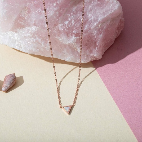 14K gullbelagt syntetisk opalhalskjede | Opalhalskjeder for kvinner Yellow Gold / Green Opal Triangle