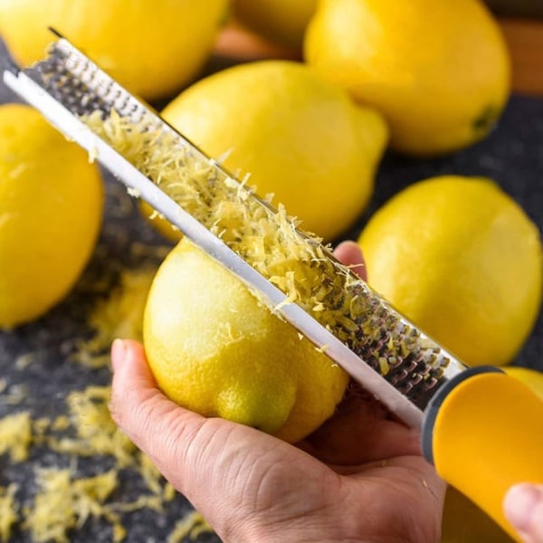 Køkkenostrev og citronzester - ergonomisk håndtag - nem at rive eller zeste citron, appelsin, citrus (1 stk., gul)