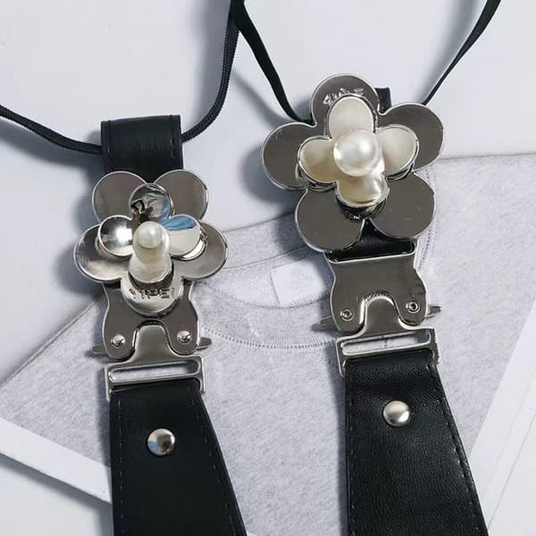 Dame læder slips sort smalt slips med lille blomst
