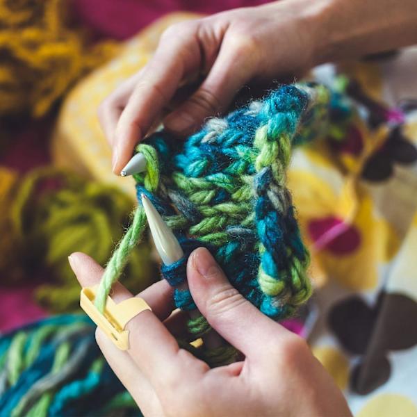 Garnguide Fingerhållare Stickning Fingerborg Verktyg Plast Garnguide Separerade Garn Verktyg för Virkning Stickning Hantverk Tillbehör (Grön, Blå, Gul, Rosa)