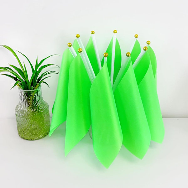 25-pack enfärgade gröna flaggor, små, enfärgade gröna DIY-flaggor på pinne, partydekorationer för parader, invigningar, barnkalas, firande av evenemang Green