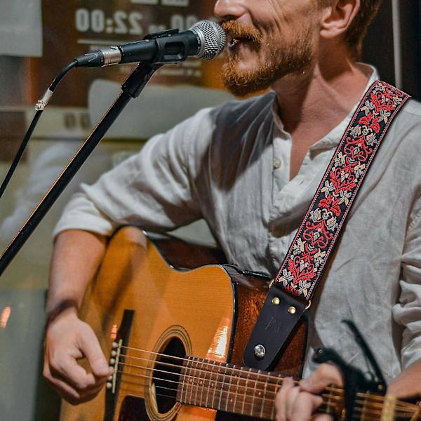 Rød - Brodert gitarstropp, lærreim med usynlig lomme, for bass, elektrisk og akustisk gitar