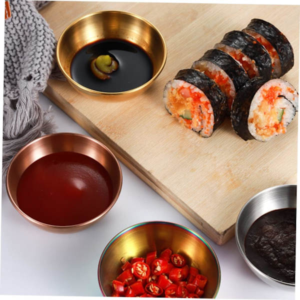 Fyra serverings gyllene tallrikar i metall, fat, små tallrikar, franska sushi-tillbehör, dessert, runda chilikoppar