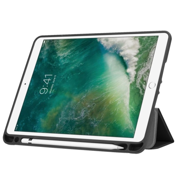 iPad 9.7 6th Gen (2018) Case Tri-Fold med blyantholder Sort