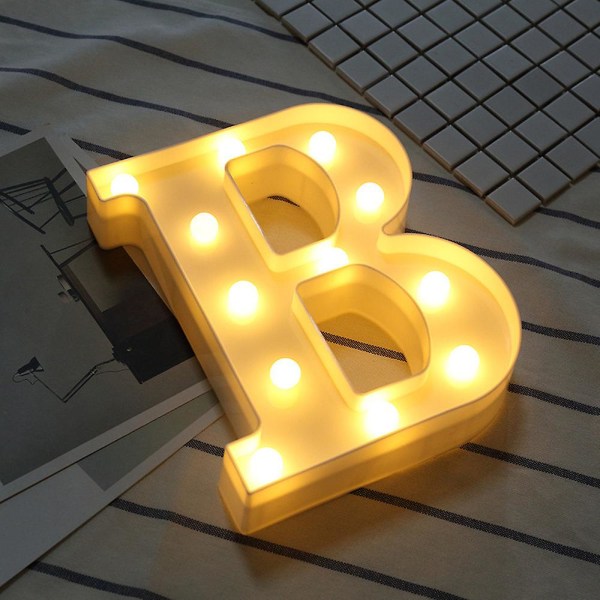 Alfabetets ledbokstavslampor lyser upp Vita plastbokstäver stående hängande A [DB] B