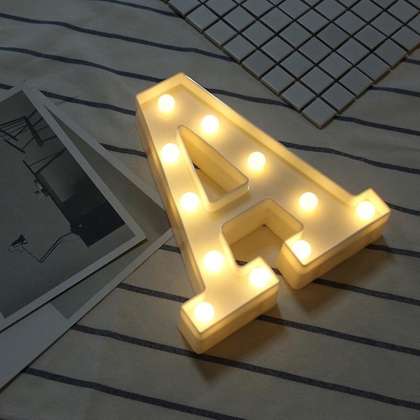 Alfabetets ledbokstavslampor lyser upp Vita plastbokstäver stående hängande A [DB] A