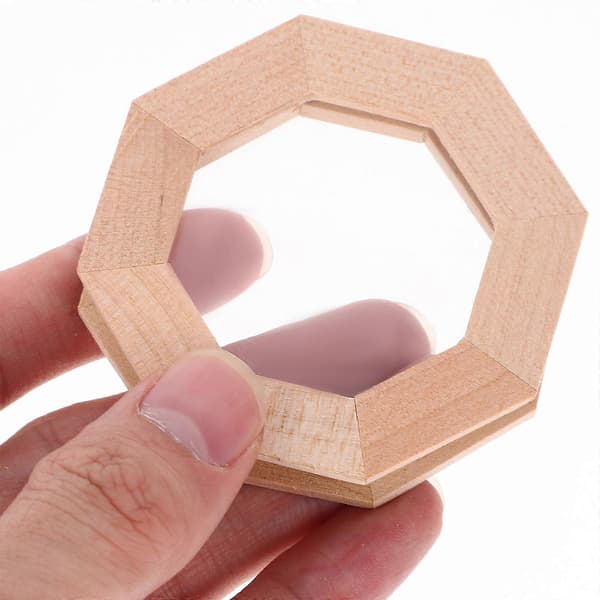 Miniature trævinduesramme til dukkehus i khaki farve
