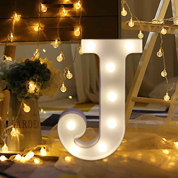 Alfabetets ledbokstavslampor lyser upp Vita plastbokstäver stående hängande A [DB] J