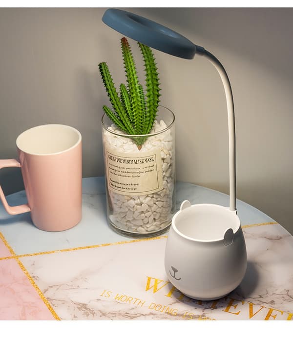 Bordlampe med pennholder og ladefunksjon, med tre lysmoduser. (DB)