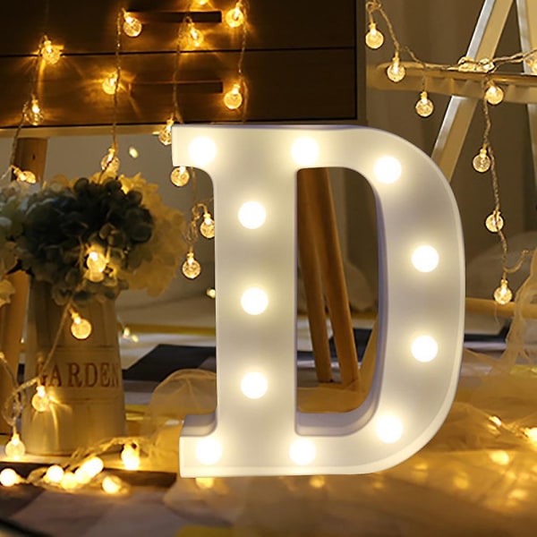 Alfabetets ledbokstavslampor lyser upp Vita plastbokstäver stående hängande A [DB] D