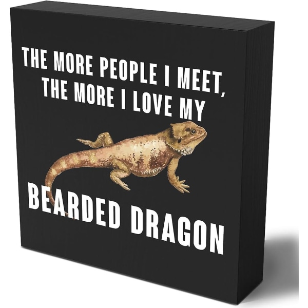 Hauska parrallinen lohikäärme, puinen laatikkokyltti - "mitä enemmän ihmisiä tapaan, sitä enemmän rakastan parrakasta lohikäärmettäni" - 5 x 5 tuumaa
