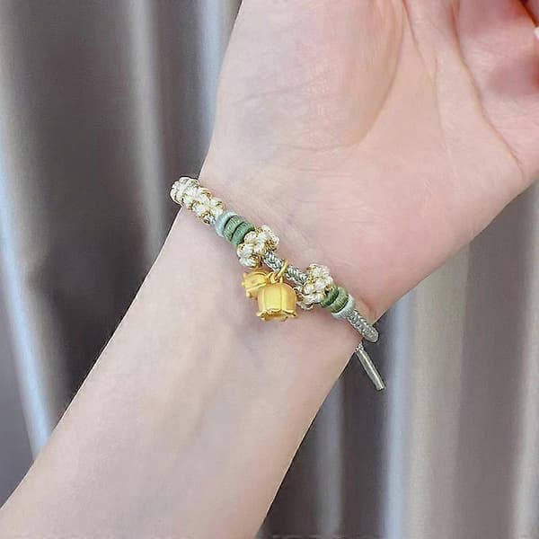 Handgjort flätat berlockarmband med blomma[DB]